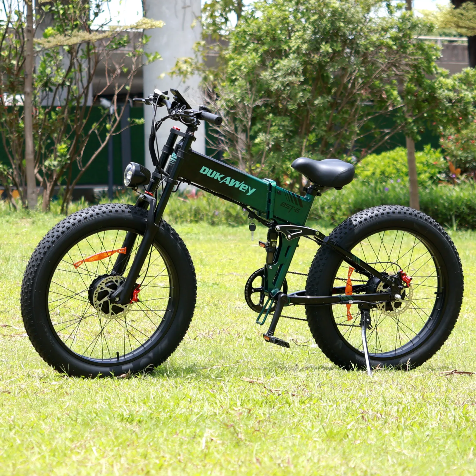Lankeleisi BST-6 E-Bike im Garten, schwarzes Mountainbike mit robustem Rahmen und breiten Reifen, geeignet für off-road Fahrten.