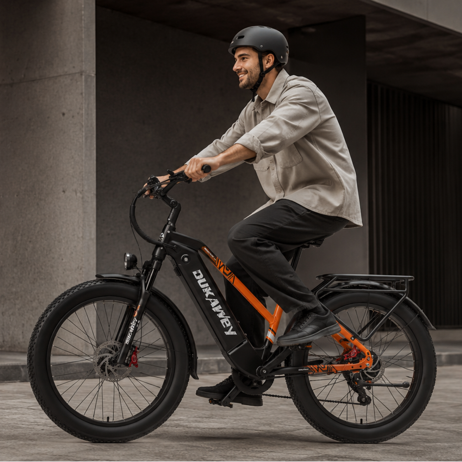 Lankeleisi.eu DUKAWEY DM530 E-Bike in urban setting, silberfarbenes Fahrrad mit Akku und Motor, modernes Design