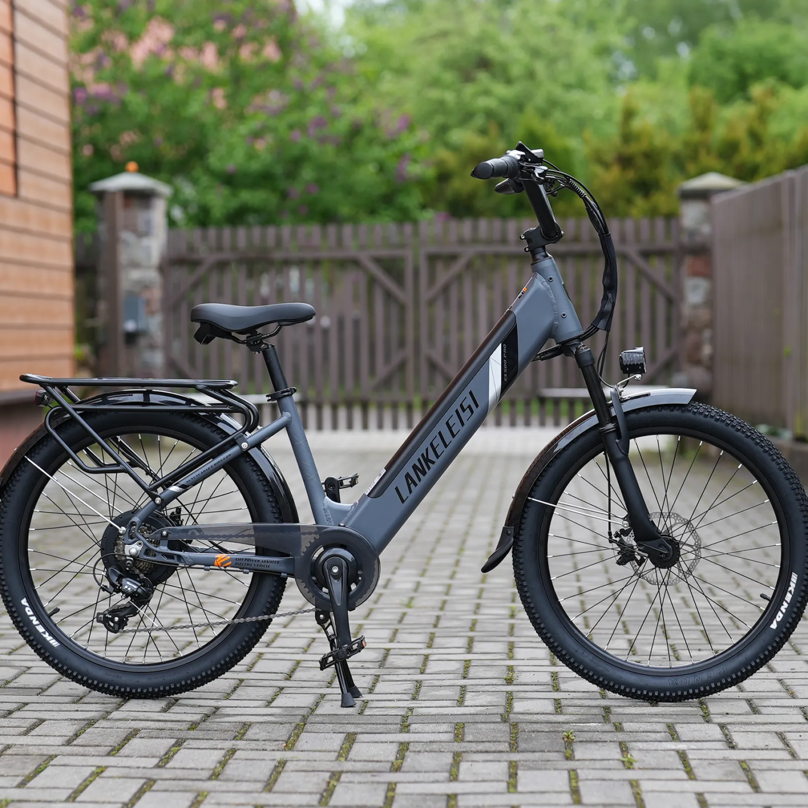 LANKLEISI ES500PRO E-Bike im Garten, schwarzes Elektrofahrrad mit robustem Rahmen und schnellem Antrieb von Lankeleisi-Bikes
