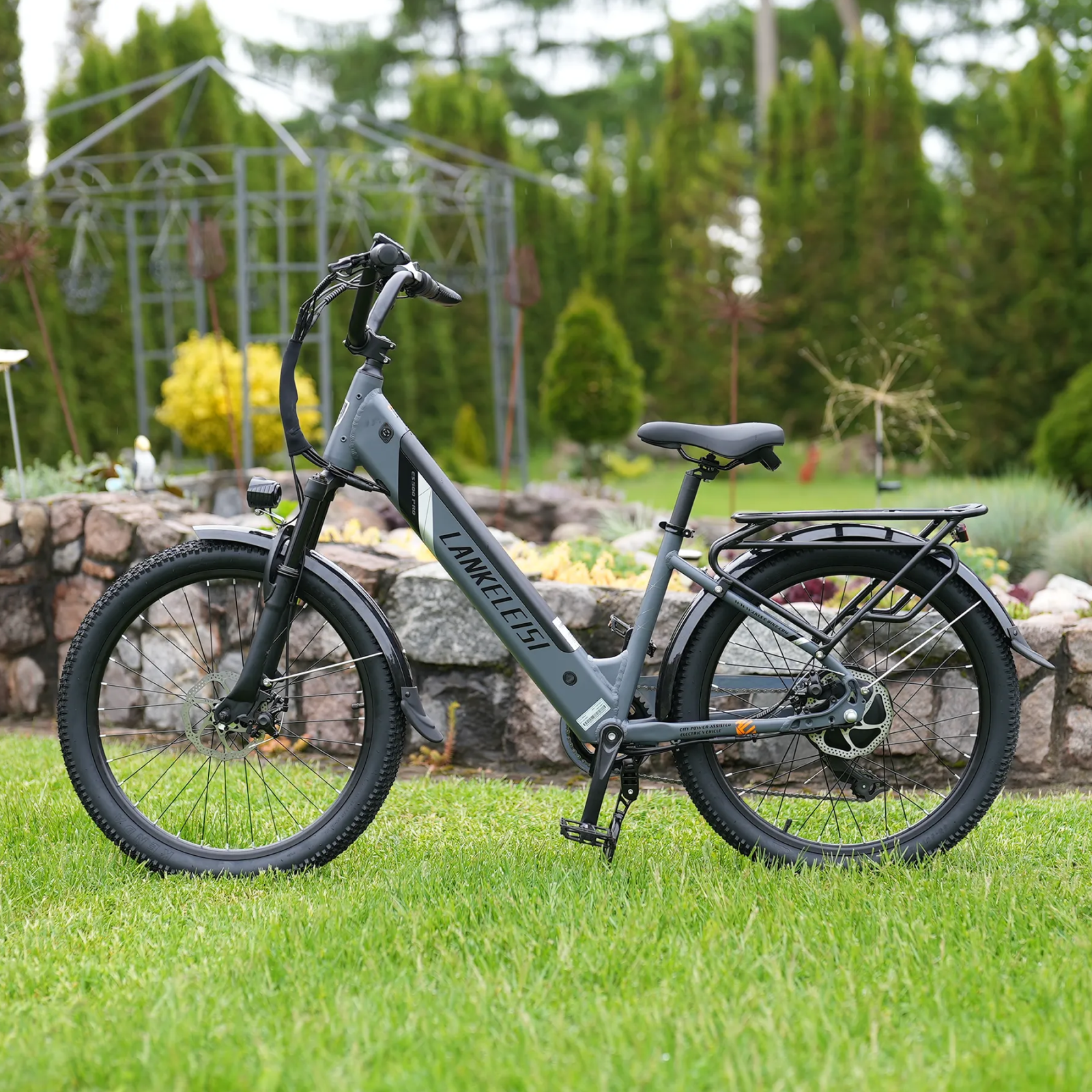 Lankeleisi ES500PRO E-Bike auf grünem Gras, schwarz mit Akku und Mountainbike-Design, detailreiche Ansicht