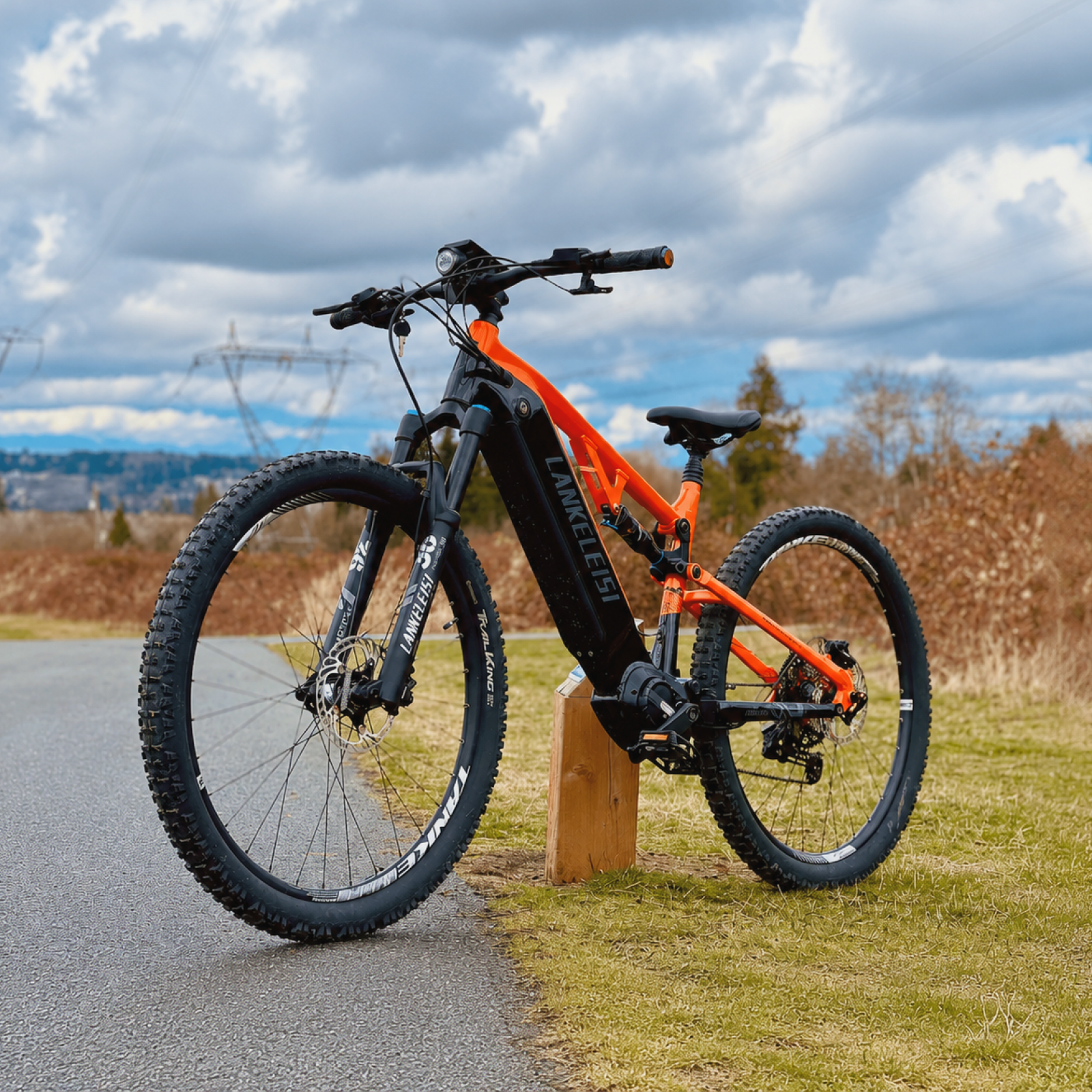 E-Bike LANKELEISI GT800 von lankeleisi-bikes, rotes Straßenmodell mit schwarzem Rahmen und scharfen Linien sichtbar.