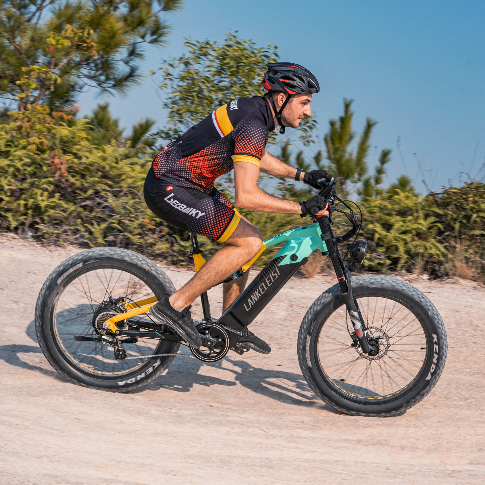 E-Bike LANKELEISI RV800PLUS von lankeleisi-bikes, Strandmodell mit schwarzem Rahmen und sportlichem Design, auf Asphalt fahrbereit