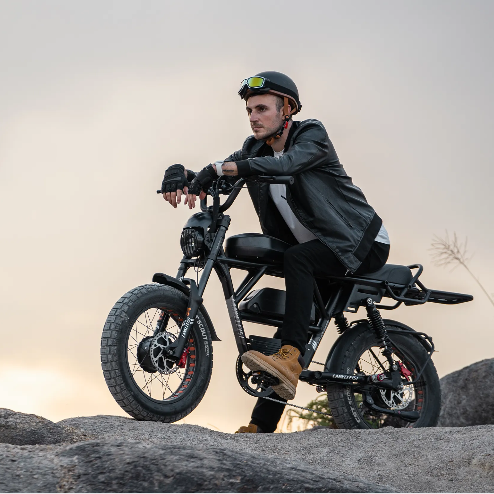 E-Bike LANKELEISI X-Black Knight in Schwarz, seitliche Ansicht, mit robustem Rahmen und Mountainbike-Design