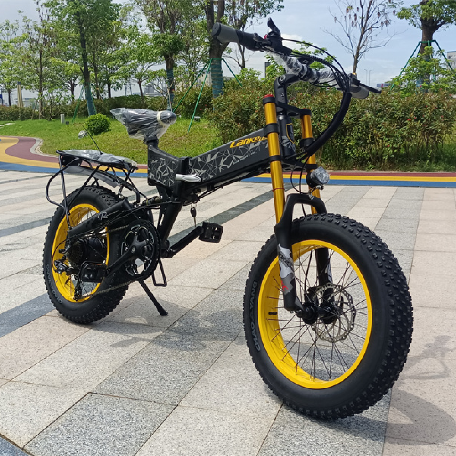 E-Bike LANKELEISI X3000PLUS-UP von Lankeleisi-Bikes auf einer grünen Wiese im Freien, modernes Design und robuste Bauweise sichtbar