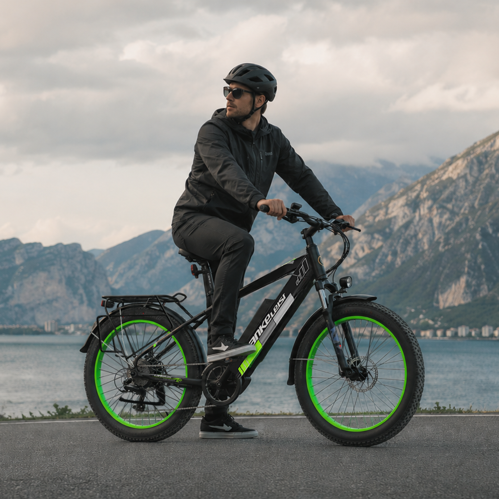 Lankeleisi XC4000 E-Bike auf einer Küstenstraße, schwarzes Fahrrad mit robustem Rahmen und breiten Reifen, im Freien fotografiert