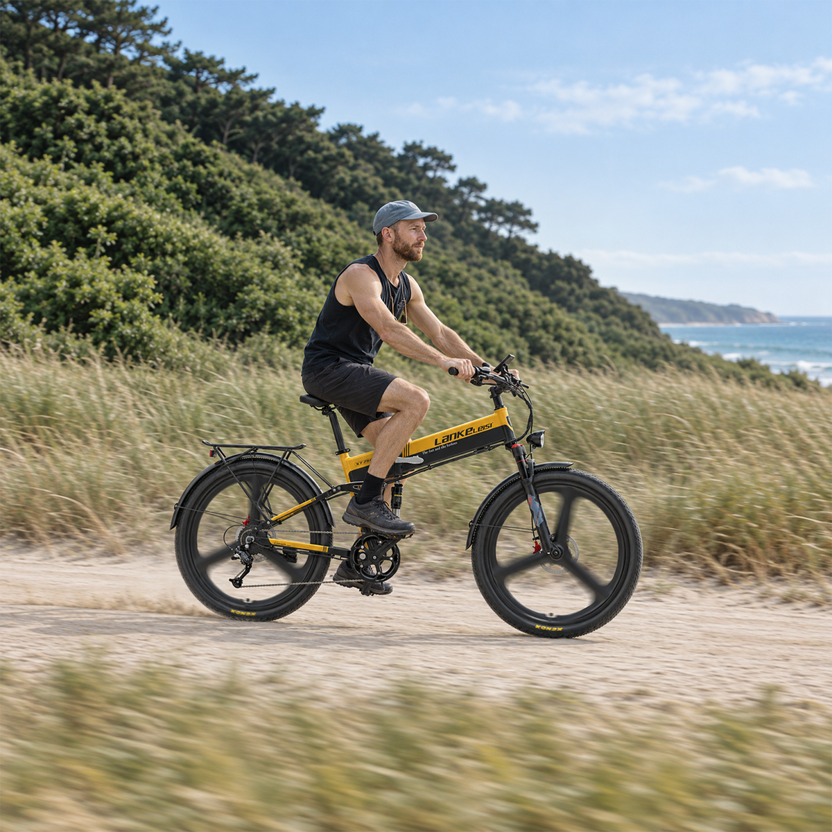 E-Bike LANKELEISI XT750 Sports von vorne auf einer grasbewachsenen Strecke, schwarzes Rahmen, sportliches Design.