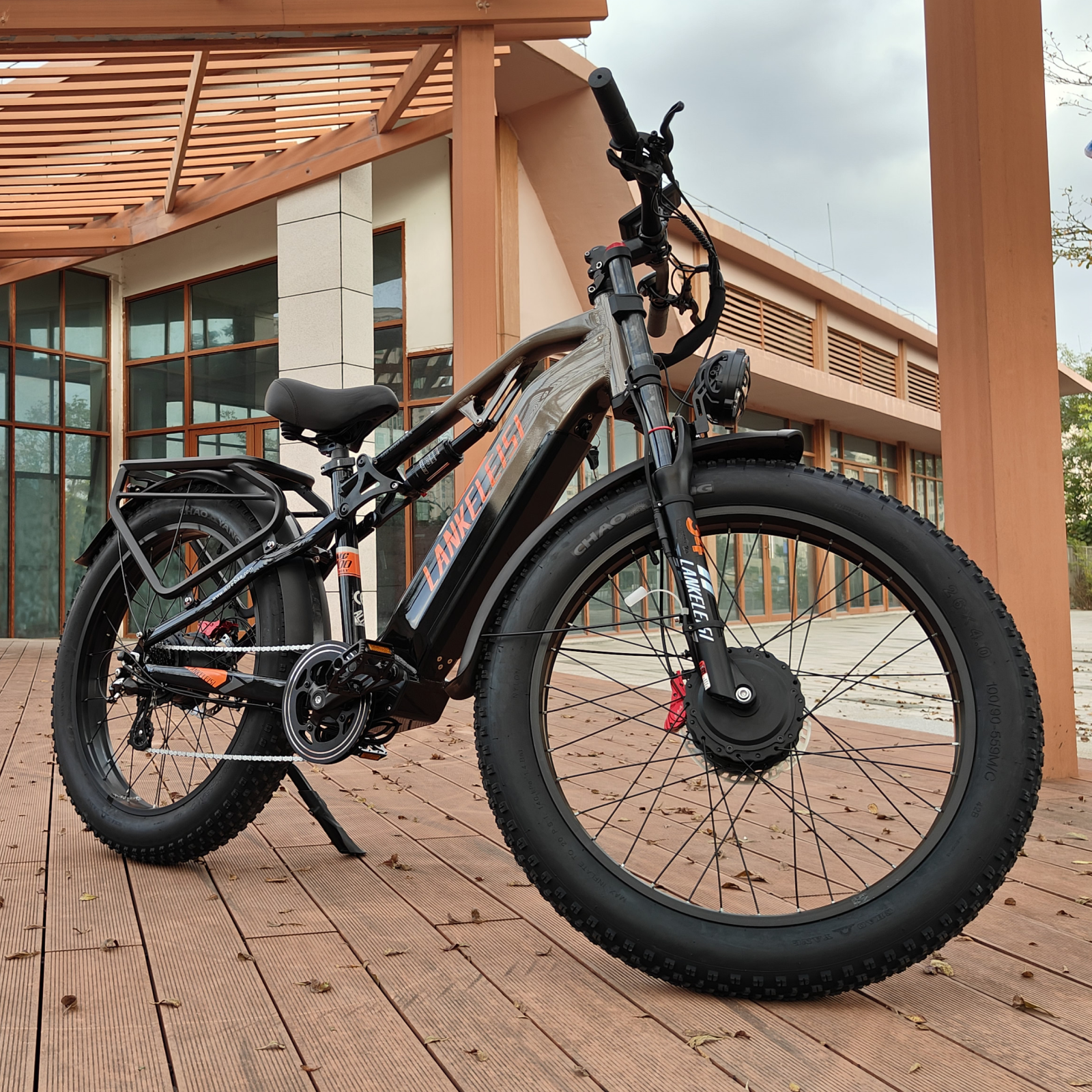 Lankeleisi MG800MAX E-Bike mit schwarzem Rahmen und runden Scheinwerfern, seitliche Ansicht, modernes Design