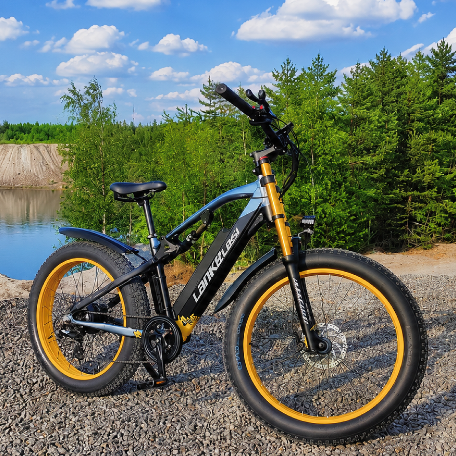 Lankeleisi RV700 E-Mountainbike, schwarzes Rahmen, schmale Reifen, elektrische Ausstattung, auf unbefestigter Straße fahrbereit