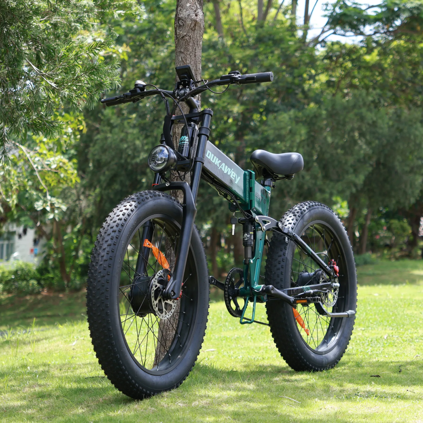 Grünes Lankeleisi BST-6 E-Bike mit robustem Rahmen und Mountainbike-Design, ideal für vielseitige Fahrten.