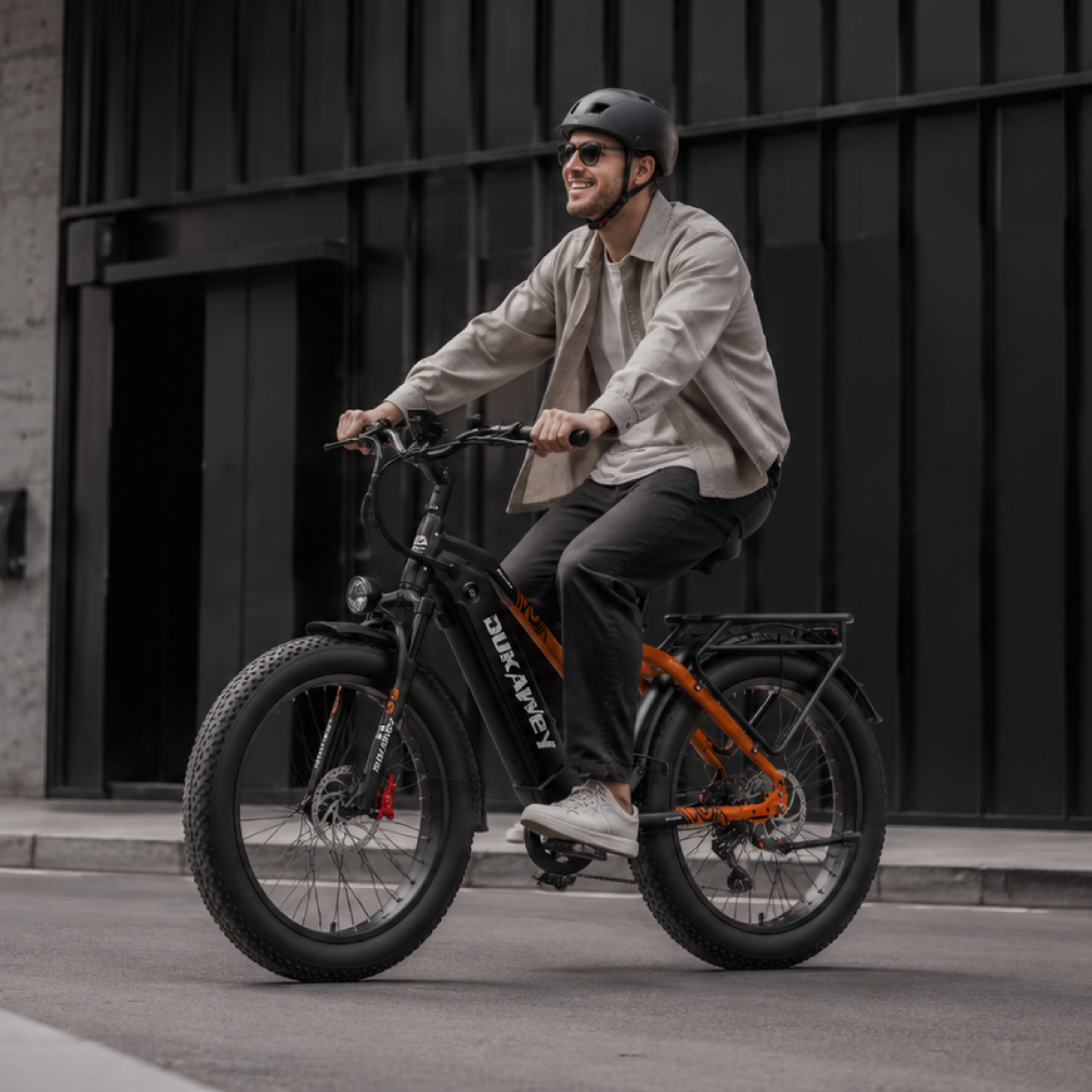 Lankeleisi DM530 E-Bike mit modernem Design und robustem Rahmen, ideal für umweltfreundliche Fahrten und urbanen Komfort.
