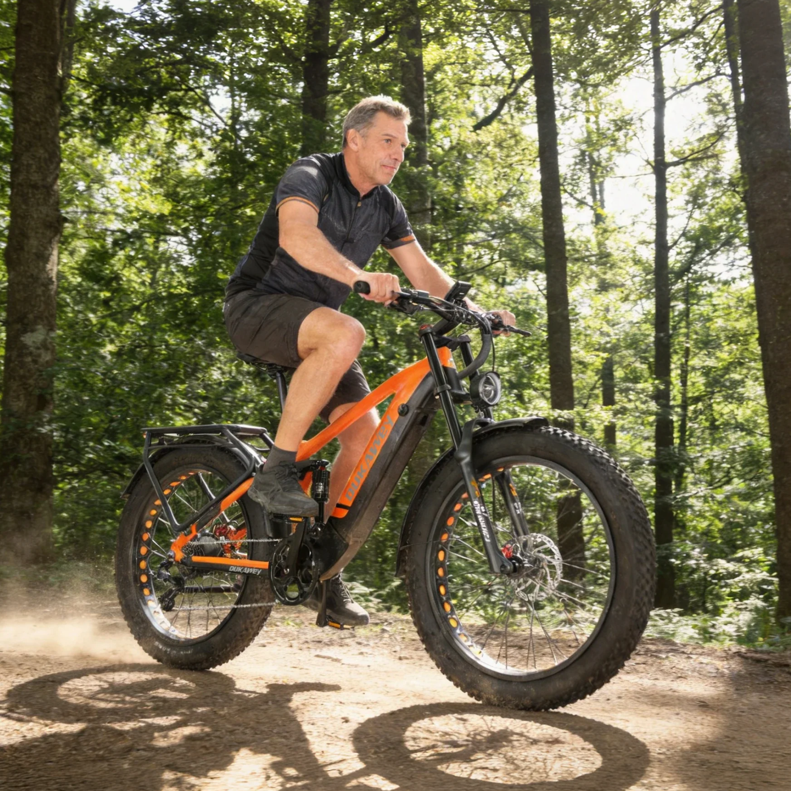 Lankeleisi Silvertip8 E-Bike im Wald, schwarzes Fahrrad mit robustem Rahmen und 29-Zoll-Reifen, geländetauglich und sportlich