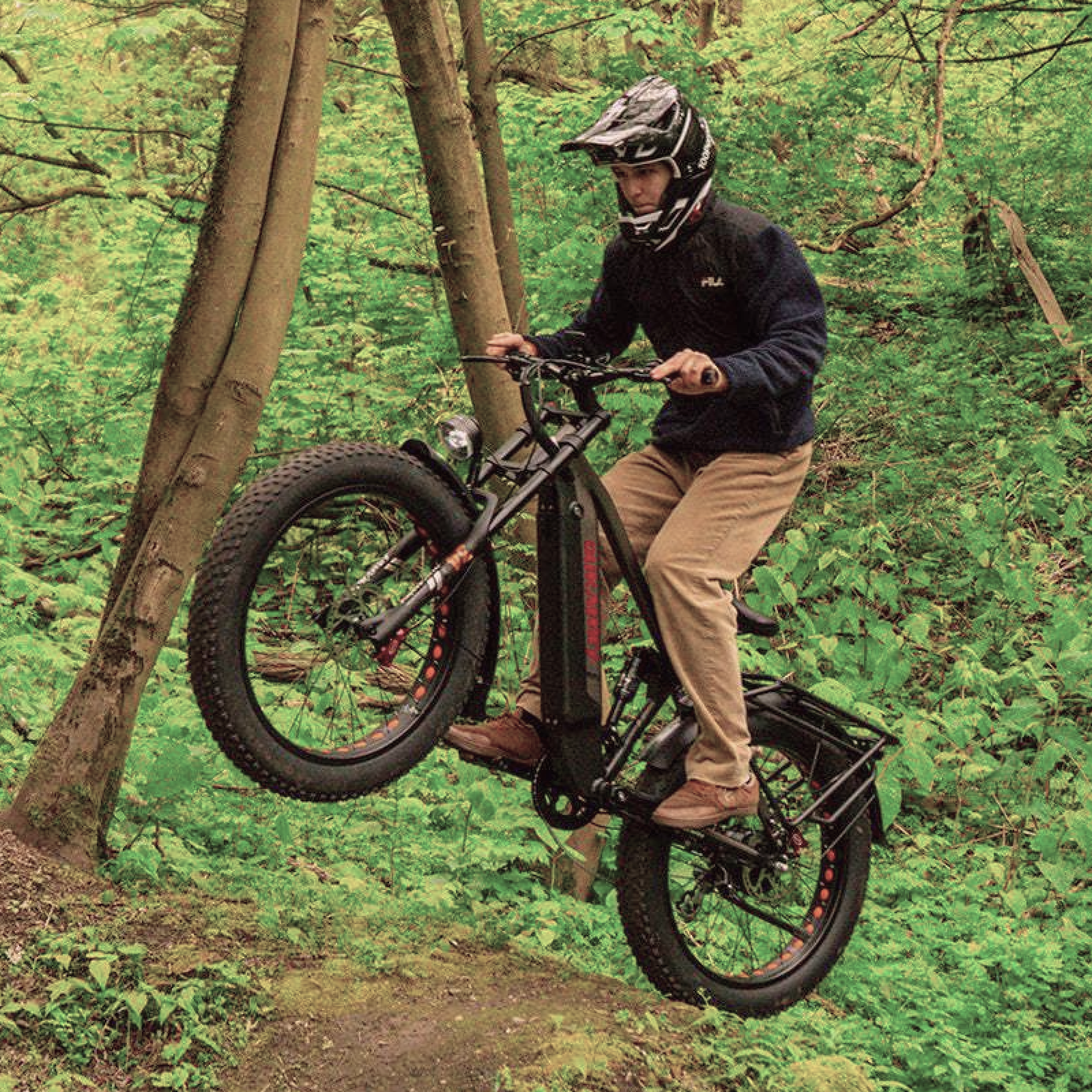 Lankeleisi Silvertip8 E-Bike in bergigem Gelände, robustes Mountainbike mit elektrischer Unterstützung, geländegängig und vielseitig.