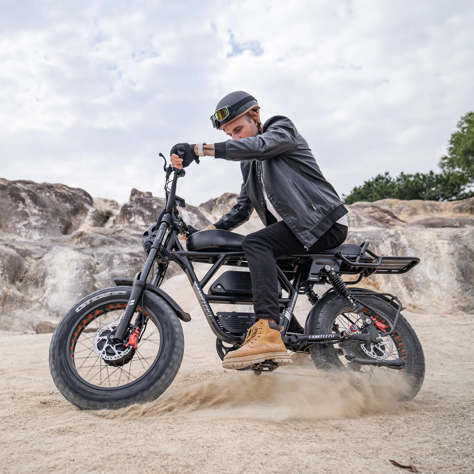 E-Bike LANKELEISI X-Black Knight in Wüstenumgebung, schwarzes Design, sportlich und robust, von EU-LANKELEISI.