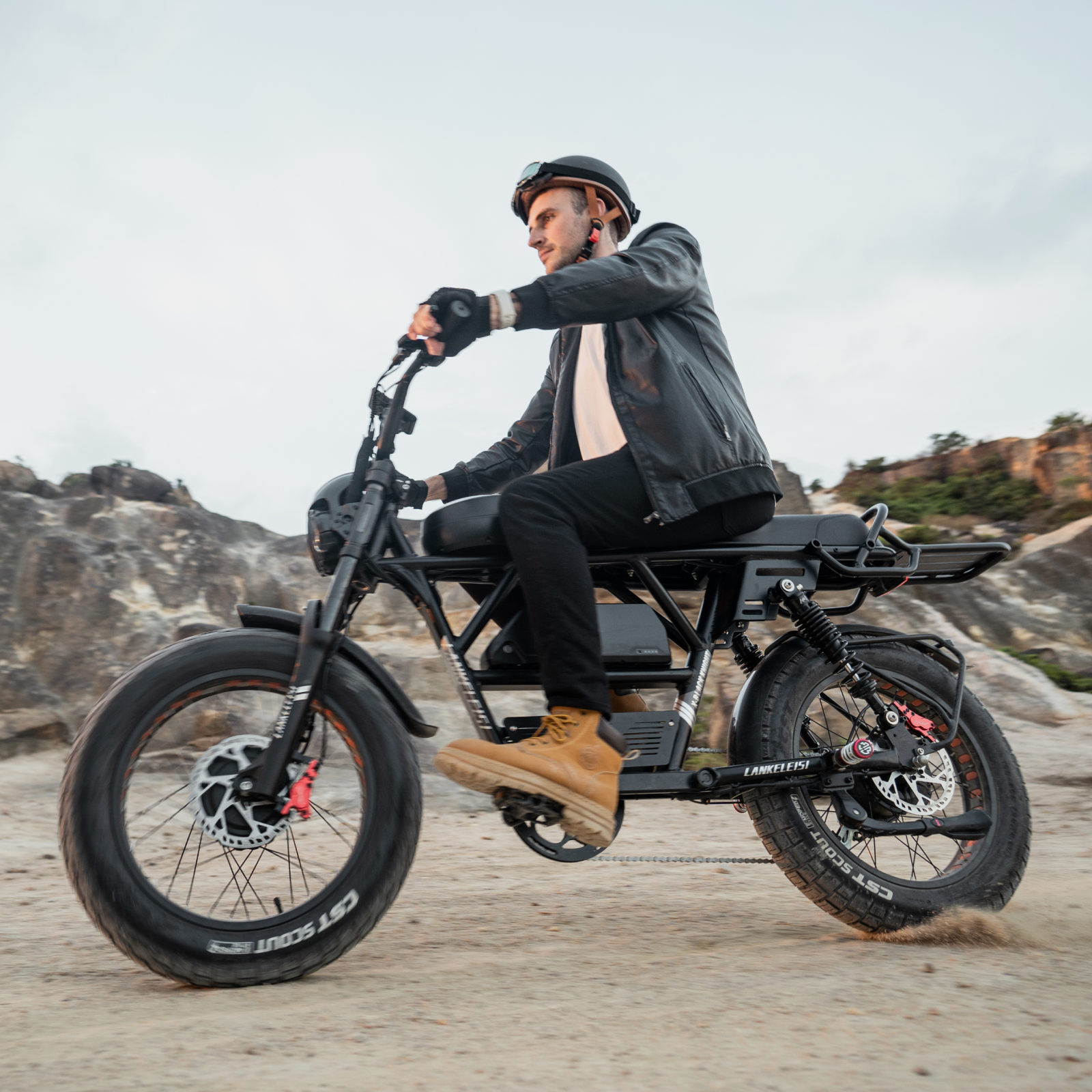 E-Mountainbike EU-LANKELEISI X-Black Knight in schwarzer Farbe, mit robustem Rahmen und Mountainbike-Ausstattung.