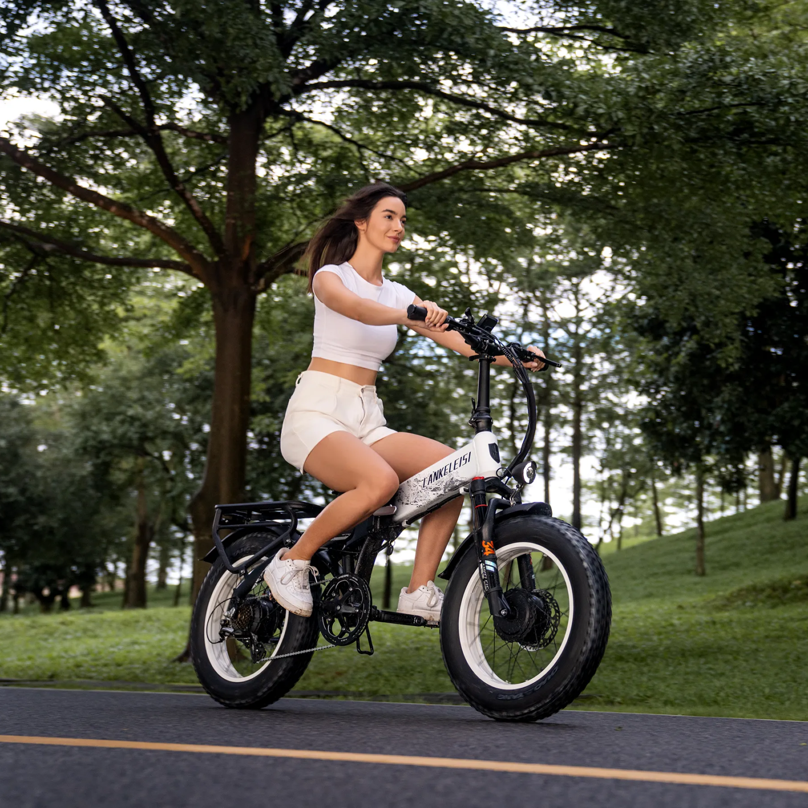 E-Bike LANKELEISI X2000MAX im Garten, schwarzes E-Bike von lankeleisi-bikes mit robustem Rahmen und elektrischer Unterstützung