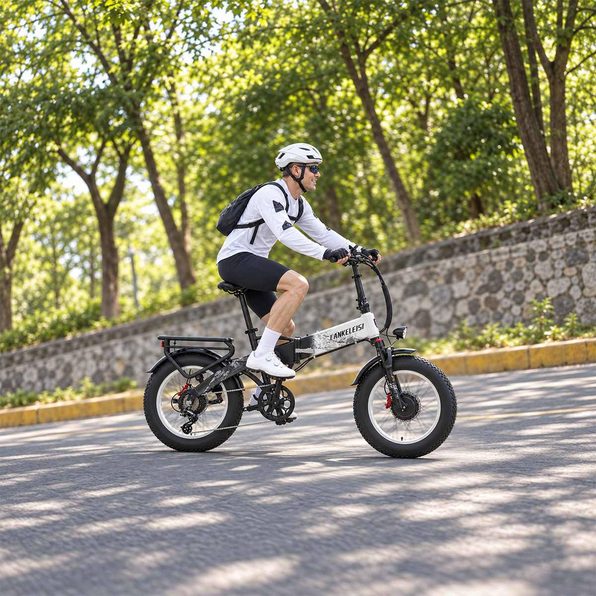 Lankeleisi X2000MAX E-Bike im Garten, schwarzes Fahrrad mit stabilen Reifen und modernem Design, seitlicher Blick.