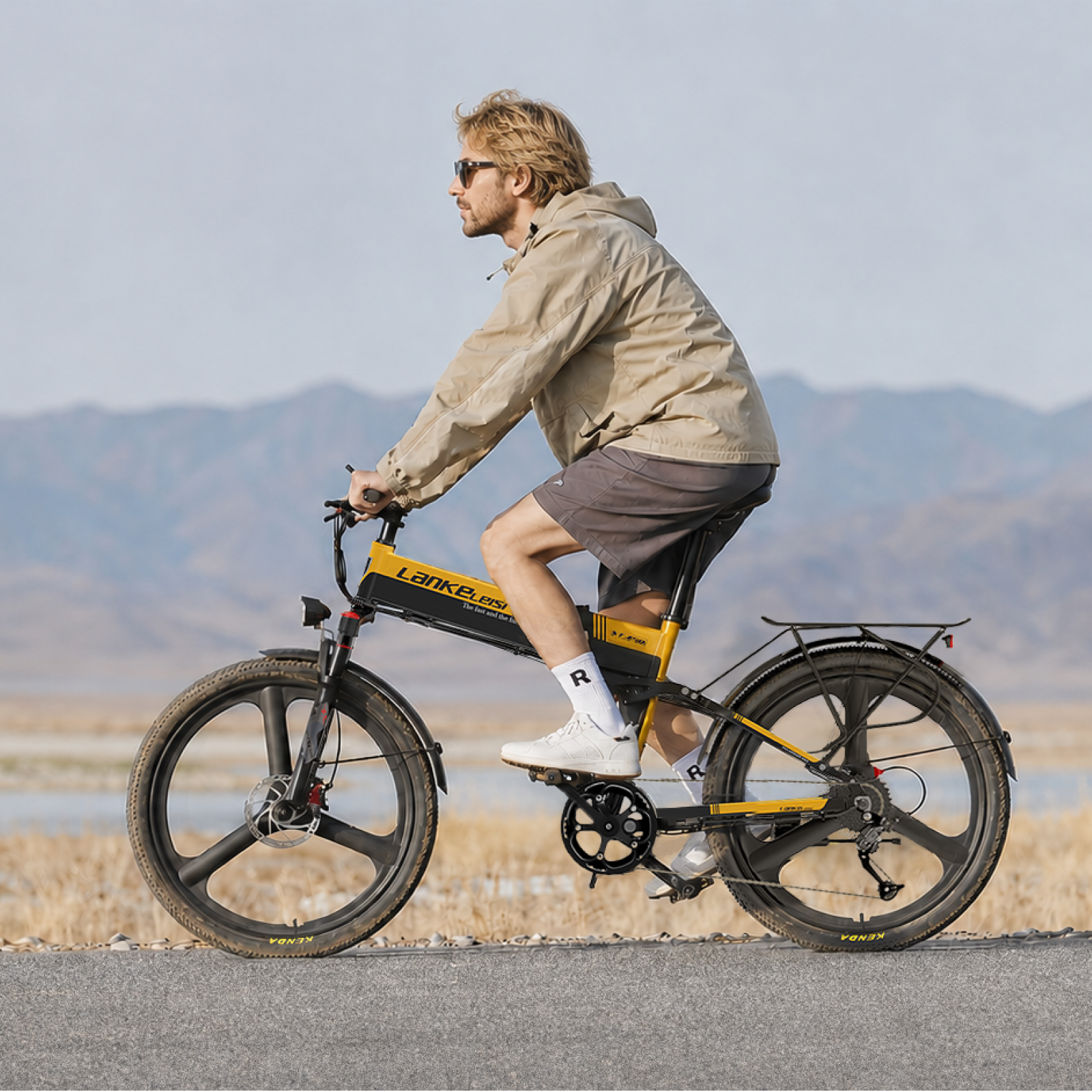 Lankeleisi XT750 Sports E-Bike vor Meereskulisse, schwarzes robustes Fahrrad mit sportlichem Design und breiten Reifen.