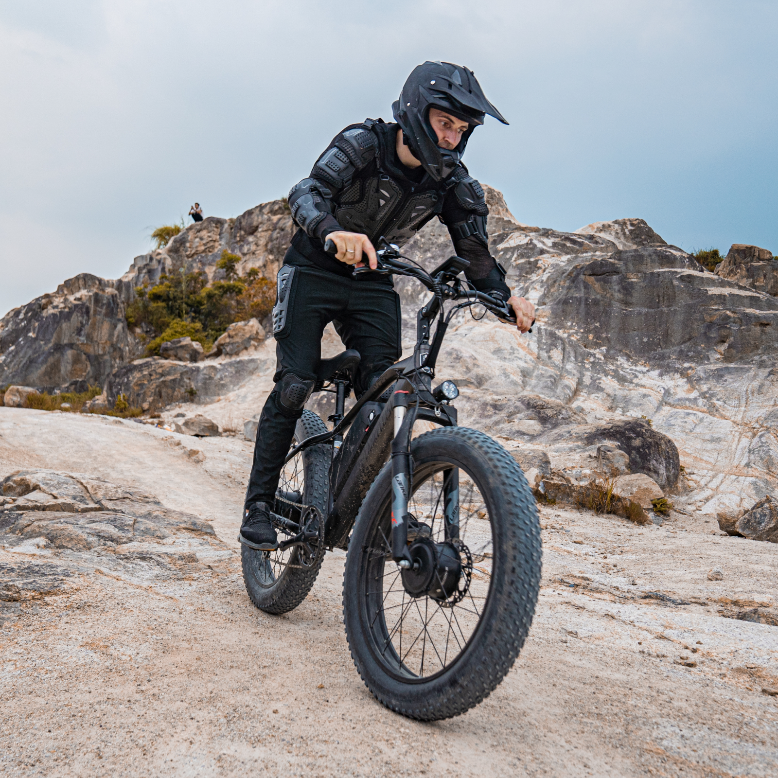 E-Bike LANKELEISI MG740PLUS von lankeleisi-bikes, schwarzes Fahrrad mit robustem Rahmen und modernen Designelementen.